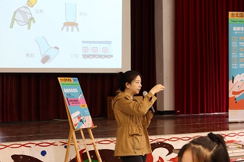 陳韻竹提供塑膠電腦等原料給學生認識