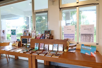圖說_校內社區圖書館可看到「行動書展大賞館」展示書籍