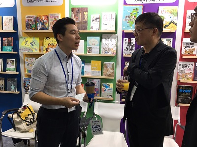 文化部人文及出版司司長朱瑞皓（右）與臺灣作家鄭匡宇（左）。
