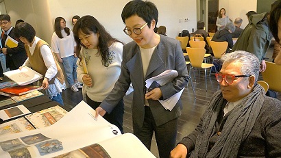 Deputy minister Hsiao-ching Ting and TBFF director Rex How flipping through the portfolio installation.