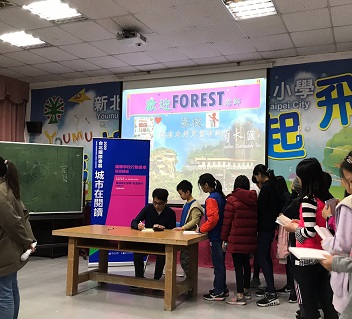 5. 圖說：同學們一一排隊向Forest要簽名。